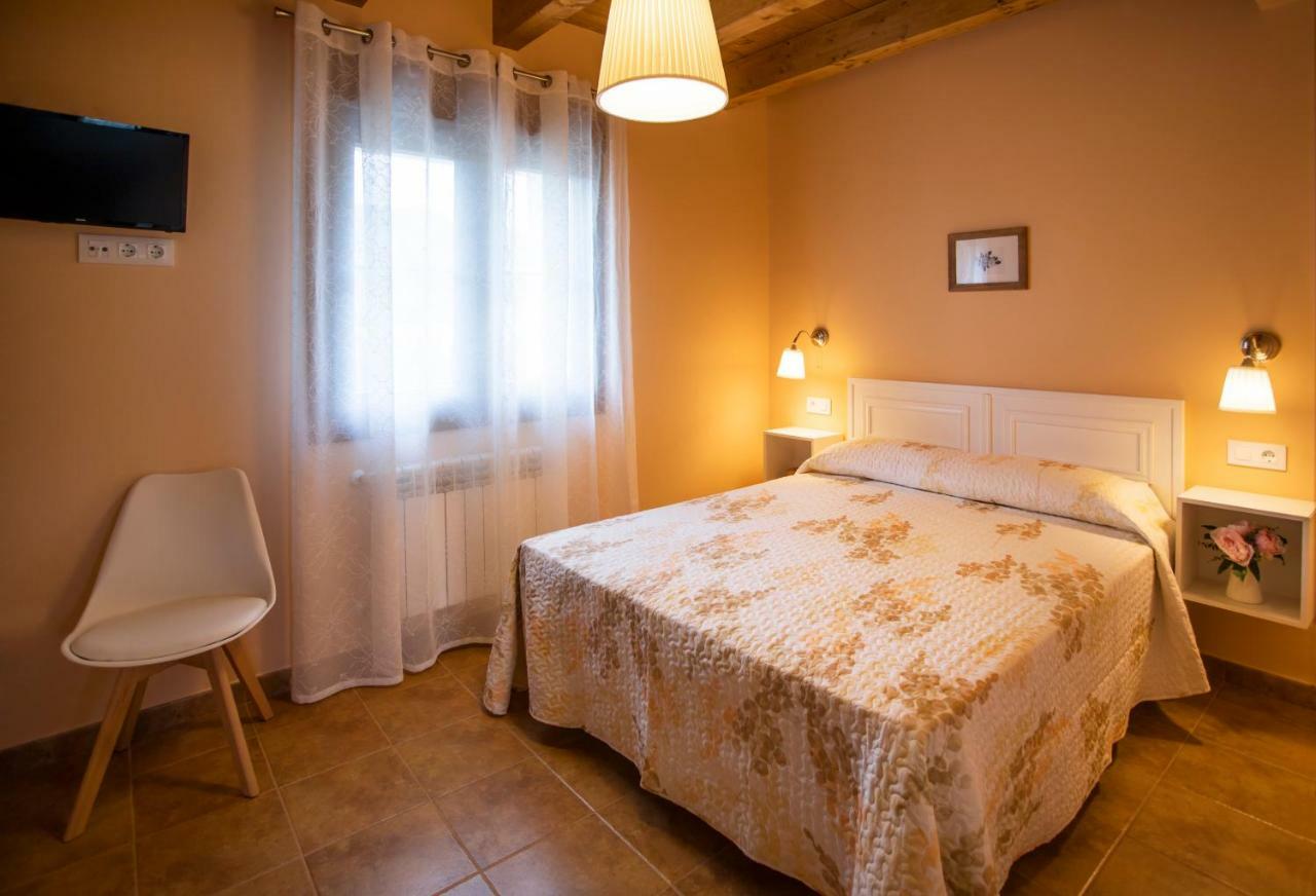El Campo Mateo Apartamentos Onís Eksteriør billede